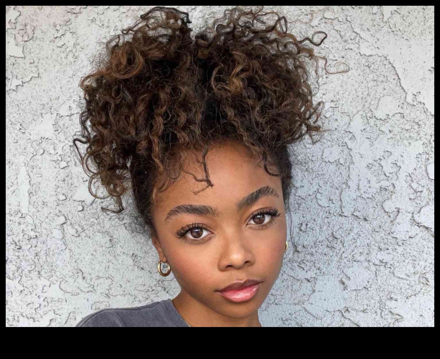 Ανακατωμένες τρέσες Η χαρά του να αγκαλιάζεις τις φυσικές σου μπούκλες 2 Συνεχίζονται οι ανακατωμένες τρέσες: Αγκαλιάζοντας το ανέμελο πνεύμα των σγουρά μαλλιά