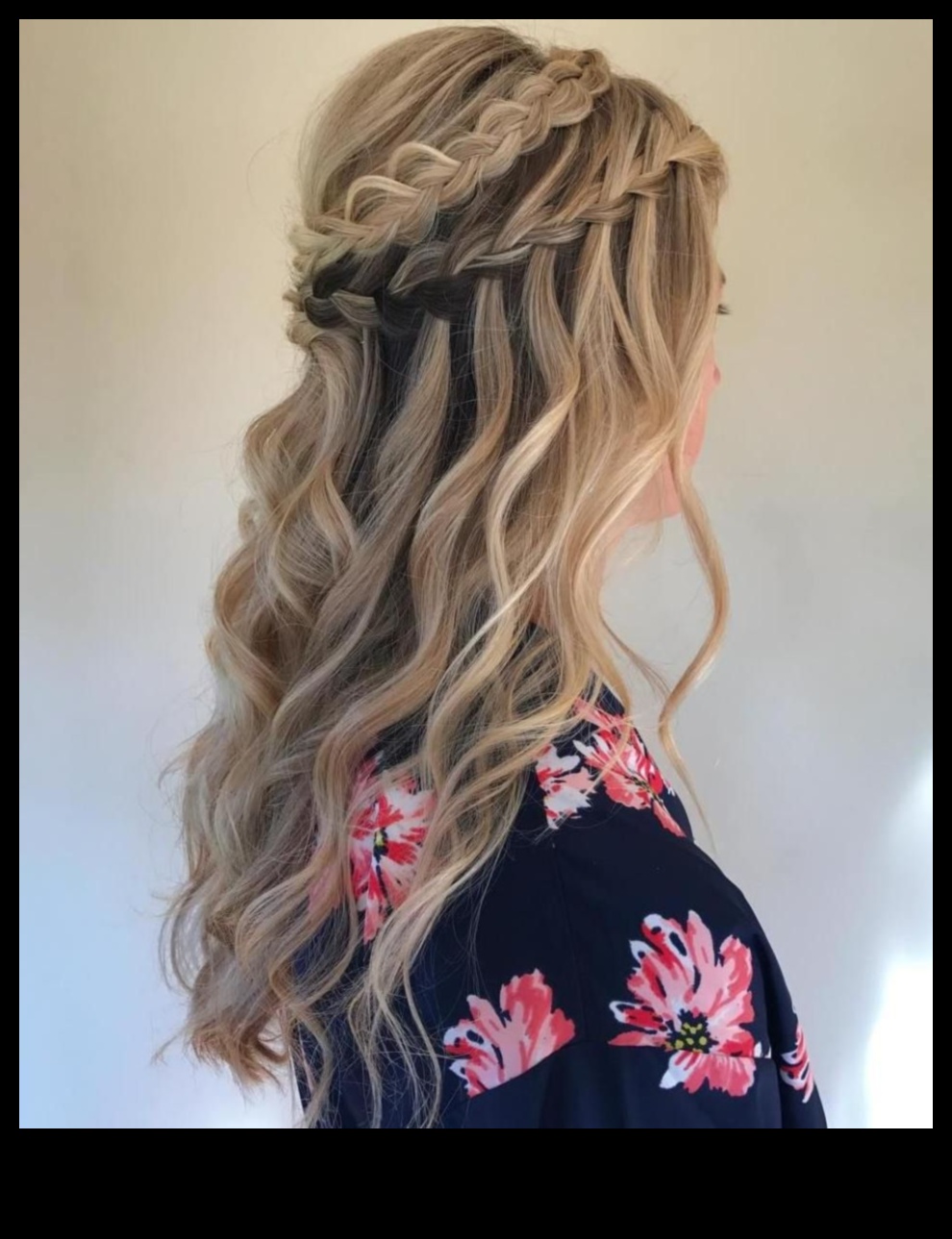 Βυσσινί κυματισμοί και πλεξούδες καταρράκτη Ρομαντικά χτενίσματα για κάθε περίσταση 1 Crimson Waves και Waterfall Braids: Ρομαντικά χτενίσματα για κάθε περίσταση