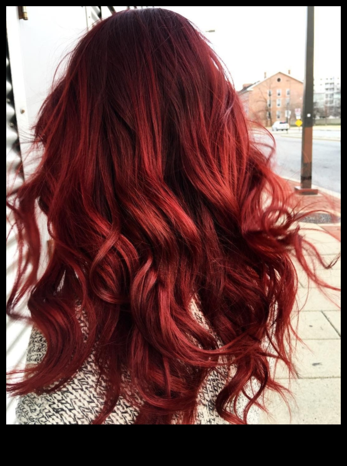 Red Velvet Dreams: Απολαυστικά χτενίσματα με κόκκινο και καστανόξανθο χρώμα για βελούδινη εμφάνιση